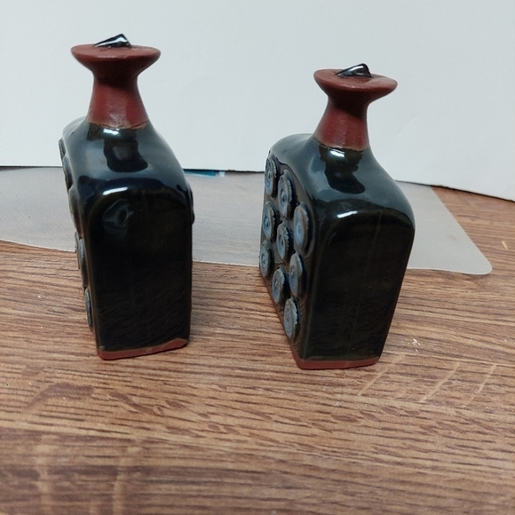 Contemporary Salt and Pepper Shakers - Picture 5 of 8